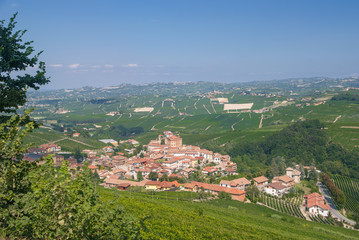 Obraz premium der berühmte Weinort Barolo im Piemont in Italien
