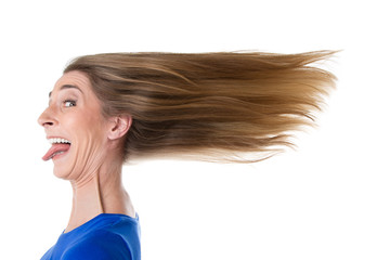 Frau - isoliert - vom Wind zersauste Haare