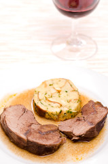 Geschmorter Braten vom Wildschwein mit Serviettenknödel