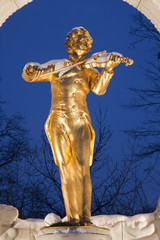 Fototapeta premium Wiedeń - pomnik Johana Straussa z Stadtpark o zmierzchu
