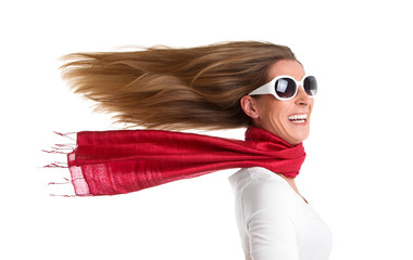 Fahrtwind - Frau isoliert mit wehendem Haar in Rot