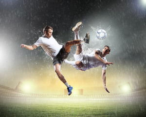Obraz na płótnie Canvas dwóch piłkarzy uderzając piłkę