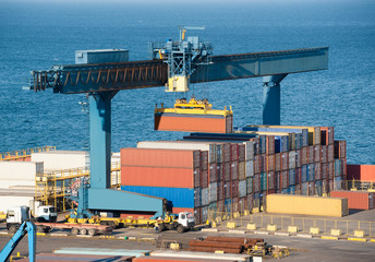 loading container on truck in port