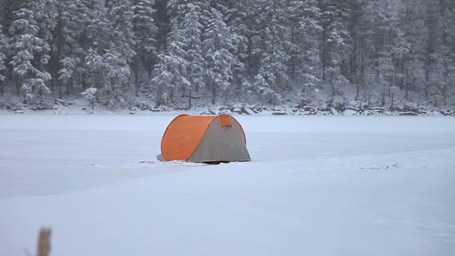 Camping im Winter im Schnee