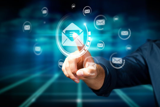 Mann dr&uuml;ckt virtuelles E-Mail-Symbol