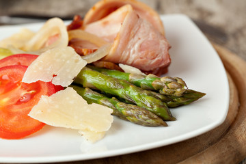 Grilled asparagus with ham and cheese