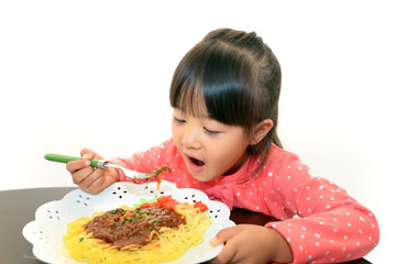 スパゲティーを食べる女の子