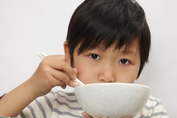 ごはんを食べる子供