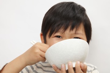 ごはんを食べる子供