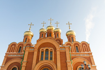 Obraz premium Orthodox Church in a snowy field