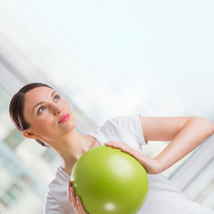 Fototapeta na wymiar Portret i zdrowe kobiety, siłownia z piłką w klubie fitness