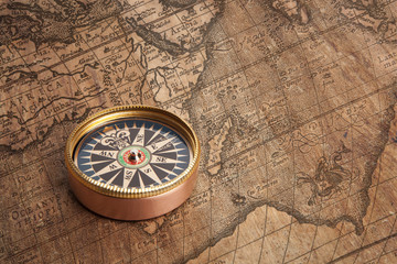 Naklejka na ściany i meble Vintage kompas i starych map