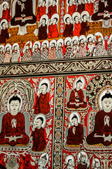 Fototapeta na wymiar Wewnątrz świątyni buddyjskiej, Birma