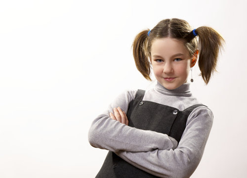 Bambina con codini e sguardo di sfida