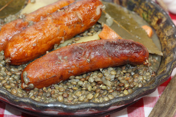 saucisses fumées et lentilles
