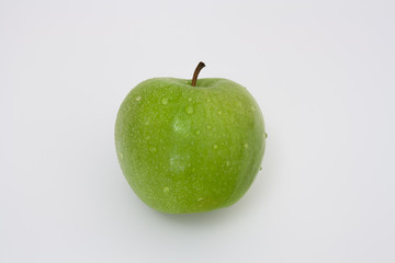 Grüner Apfel mit Wassertropfen