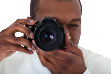 Dunkelhäutiger junger Mann mit Fotokamera