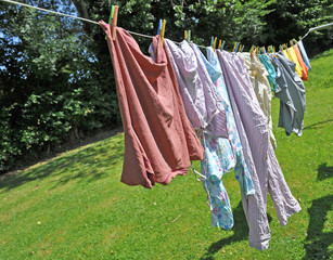 Lessive sur une corde dans un jardin © Delphotostock