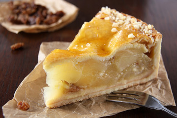 gedeckter apfelkuchen mit rosinen