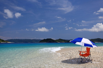 慶良間のきれいなビーチと夏空