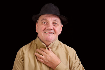 homme au chapeau sur fond noir