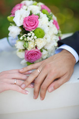 Obraz na płótnie Canvas bouquet and wedding rings