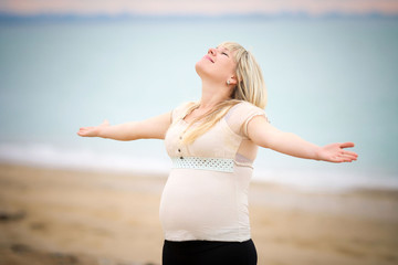 Fototapeta na wymiar Portret piękne kobiety w ciąży nad morzem