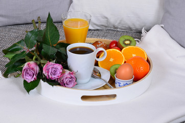 Frühstück am Morgen im Bett