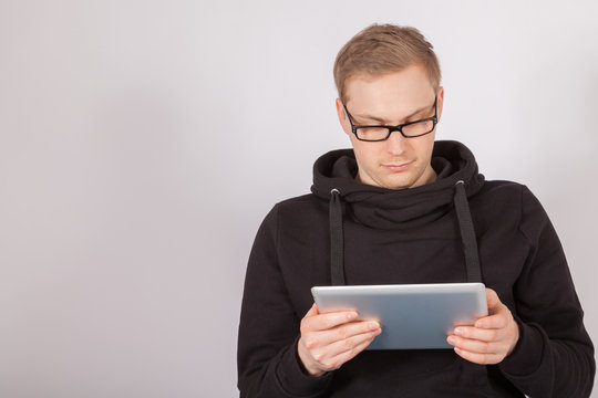 Ein junger Mann arbeitet mit einem Tablet-PC