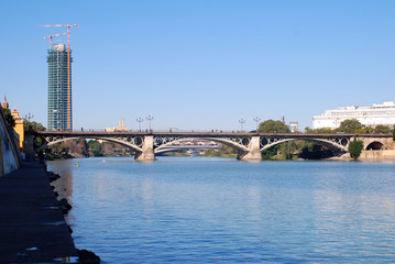Obraz premium PUENTE DE TRIANA EN SEVILLA