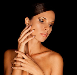 Fototapeta na wymiar opalona kobieta z długimi akrylowych paznokci i makijażu leopard