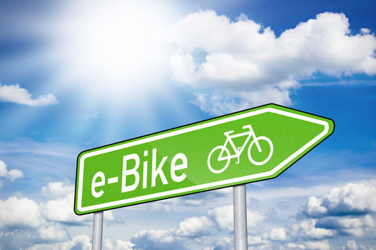 Fototapeta Wegweiser mit E-Bike