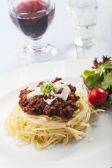 Spaghetti mit Sauce Bolognese und Basilikum