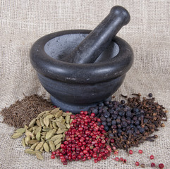 Mörser mit Gewürzen
