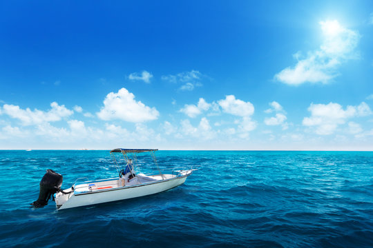 Fototapeta speed boat and water of indian ocean