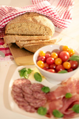 Parmesanbrot mit frischen Tomaten und Aufschnitt