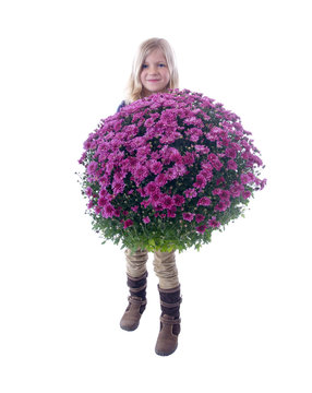 Blondes, kleines M&auml;dchen mit riesigem Blumenstrau&szlig;