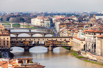 Fototapeta na wymiar Widok Z Ponte Vecchio, Florencja