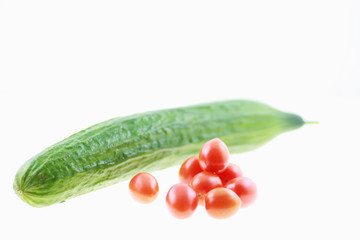 Salatgurke mit Tomaten