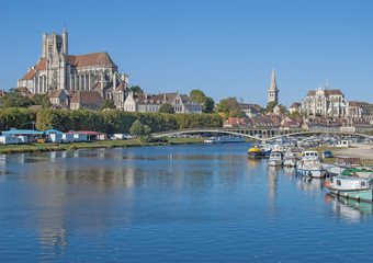 Fototapeta na wymiar Auxerre w rzece Yonne i słynnej katedry