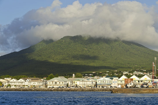 Charlestown, Häuser und Vulkangipfel " Nevis Peak".