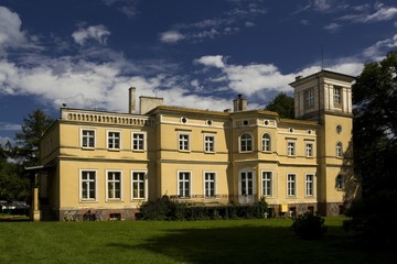Fototapeta na wymiar Pałac w Uzarzewo w Wielkopolsce, Polska