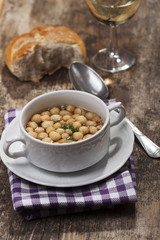 frische Brühe mit Backerbsen