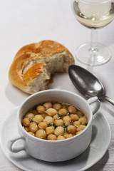 frische Brühe mit Backerbsen