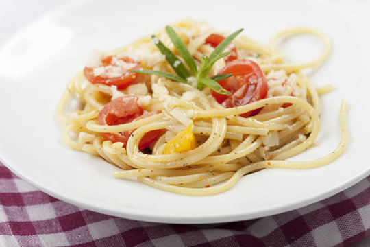 Spaghetti mit Tomaten, Käse und Basilikum