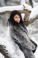 jeune femme sous la neige