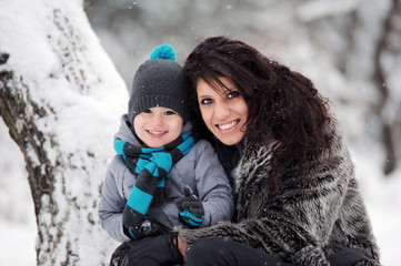 jeune mère et enfant sous la neige