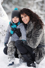 jeune mère et enfant sous la neige