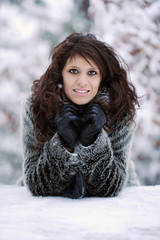 jeune femme sous la neige