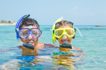 The girl with her father in scuba mask